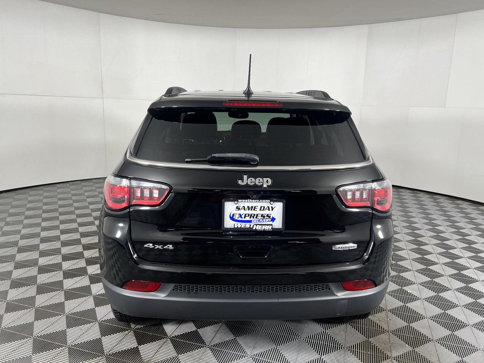 Certified Used 2021 Diamond Black Crystal Pearlcoat Jeep Latitude image 8