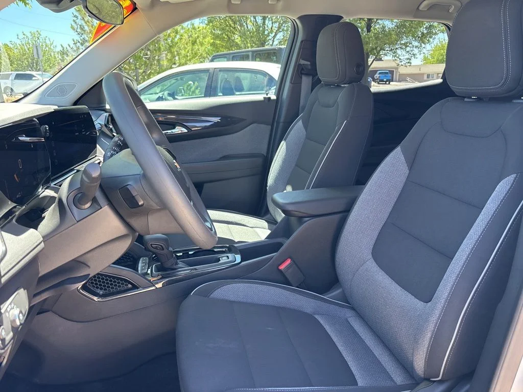 Used 2025 White Chevrolet LT image 9