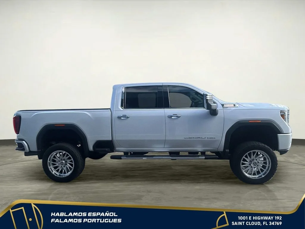 Used 2022 White Frost Tricoat GMC Denali image 7