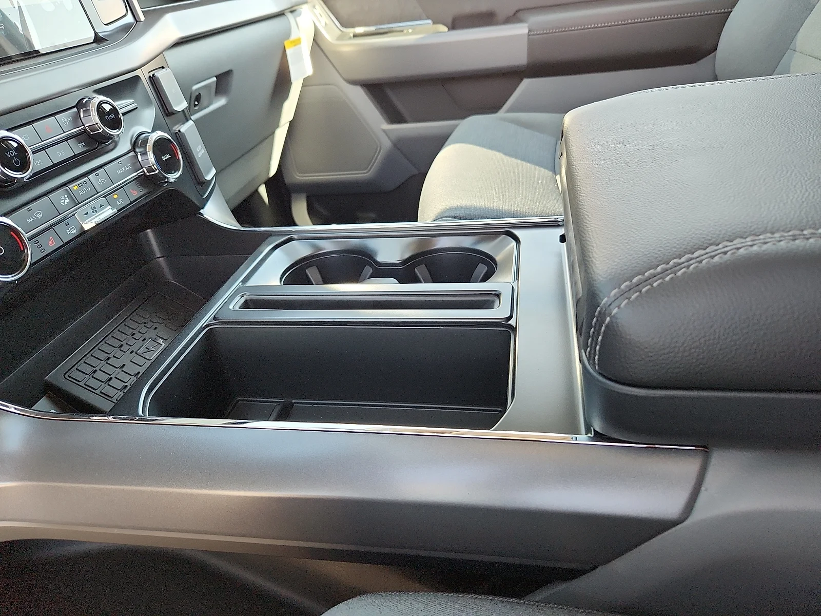 New 2026 Oxford White Ford XLT image 25