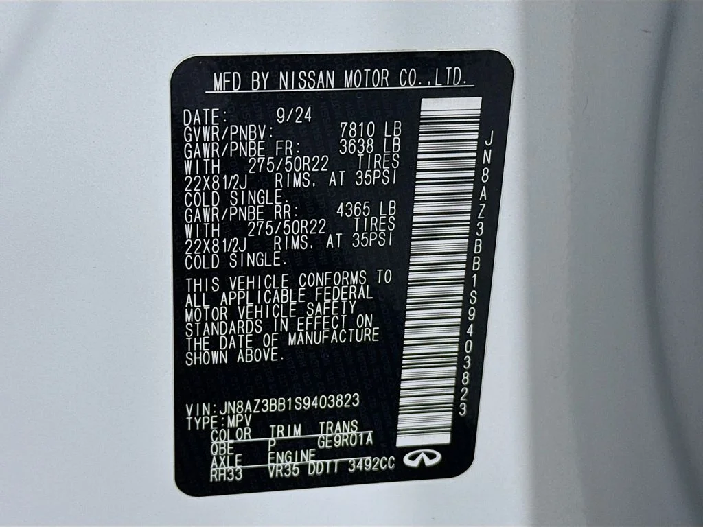 Used 2025 White INFINITI LUXE image 35