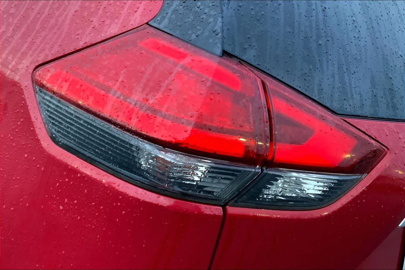 Used 2017 Palatial Ruby Nissan SL image 25