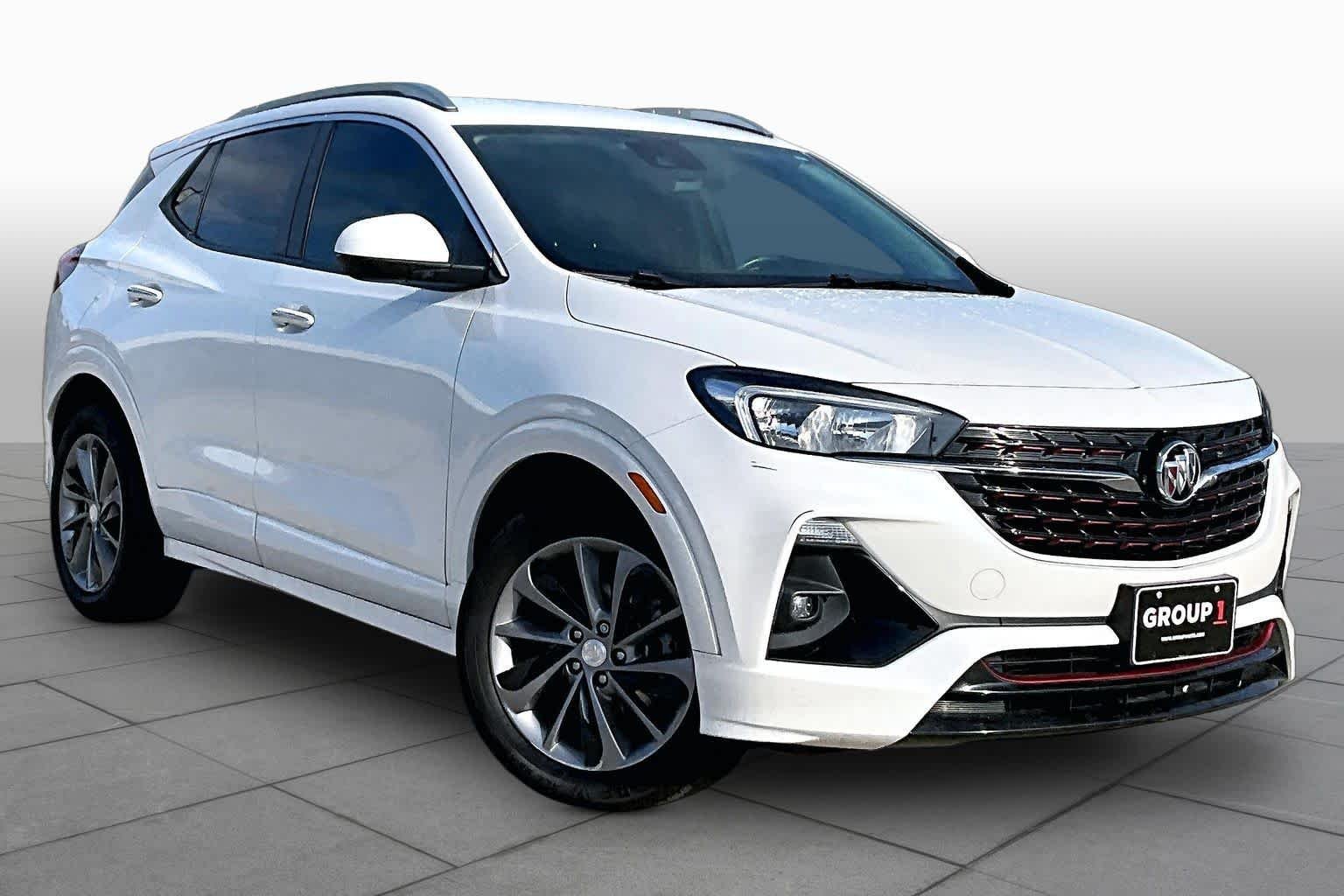 Used 2022 WHITE FROST TRICOAT Buick Select image 3