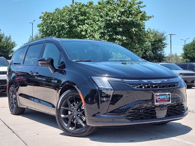 2027 Chrysler Pacifica Limited's photo