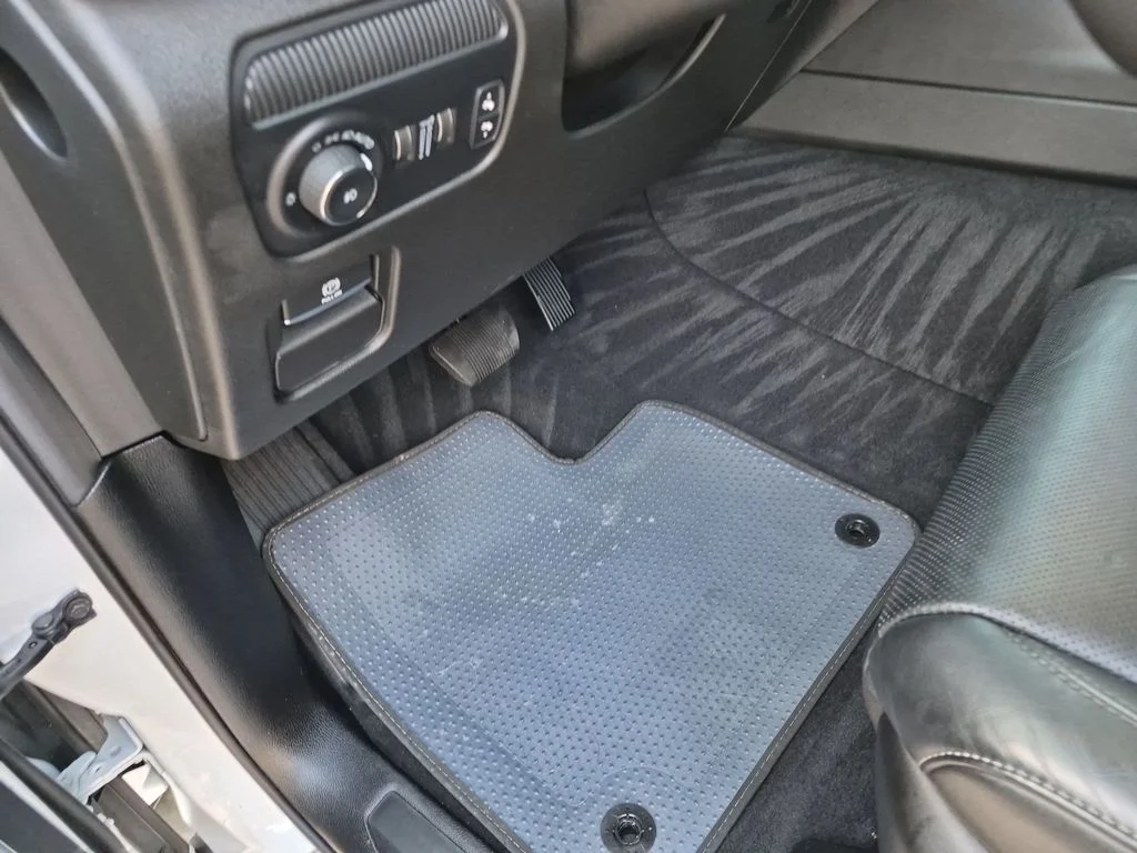 Used 2023 White Jeep Base image 23