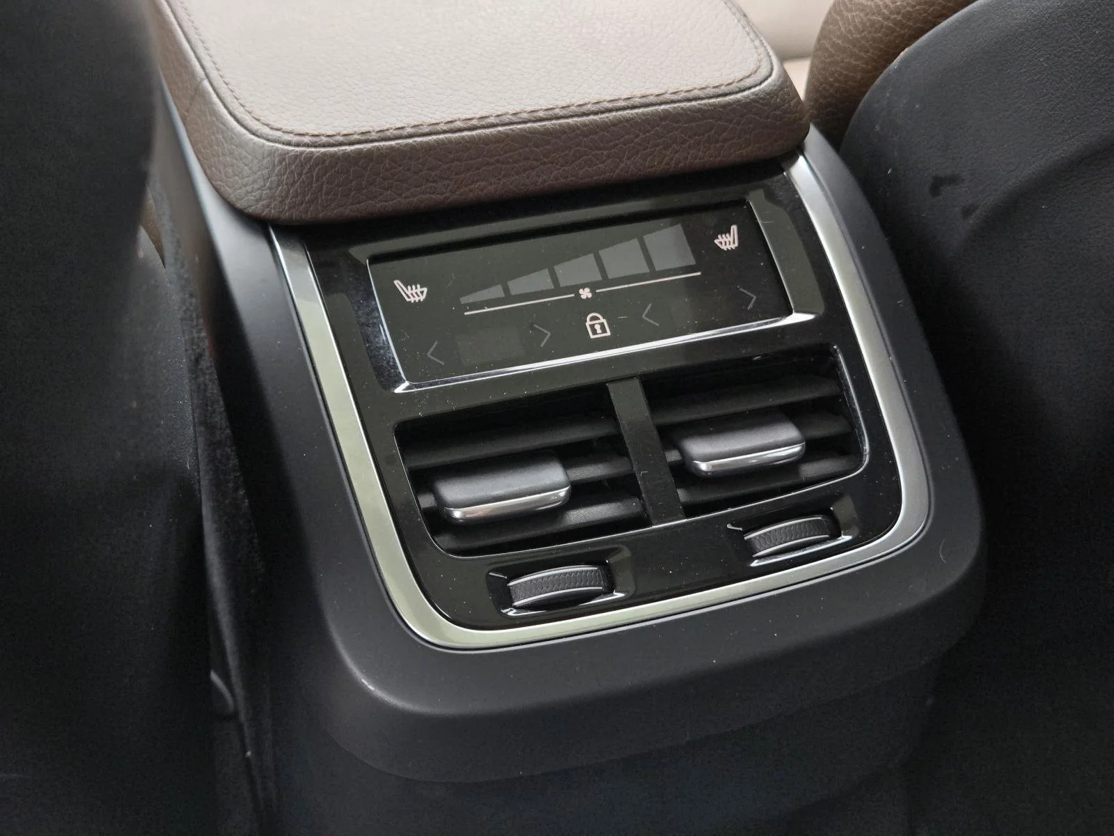 Used 2019 Gray Metallic Volvo Momentum image 34