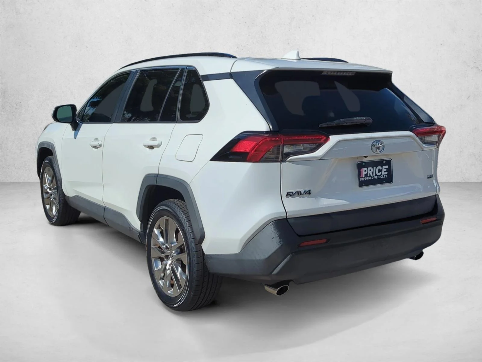 Used 2019 Super White Toyota XLE Premium image 7