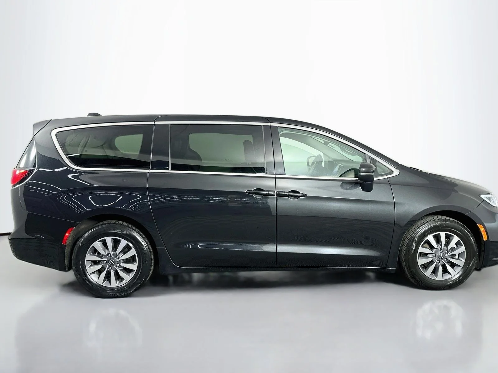 Used 2023 Brilliant Black Crystal Pearlcoat Chrysler Touring L image 9