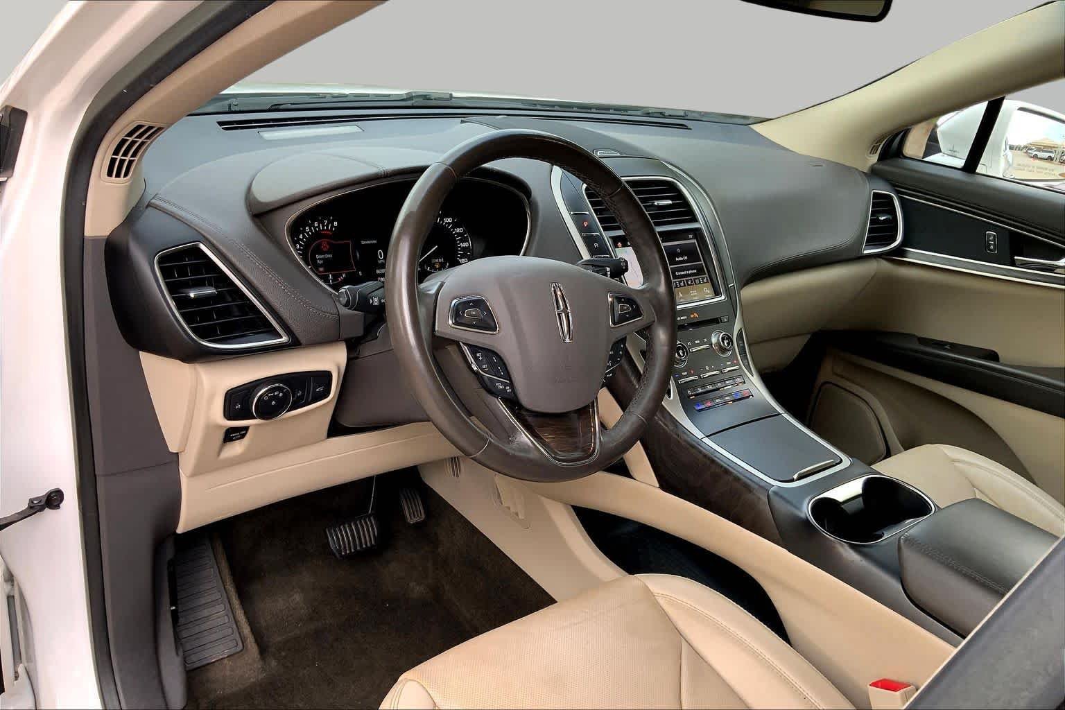 Used 2018 White Platinum Metallic Tri-Coat Lincoln Reserve image 17