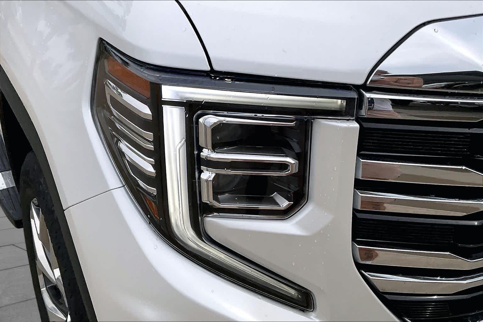 Used 2022 White Frost Tricoat GMC SLT image 27