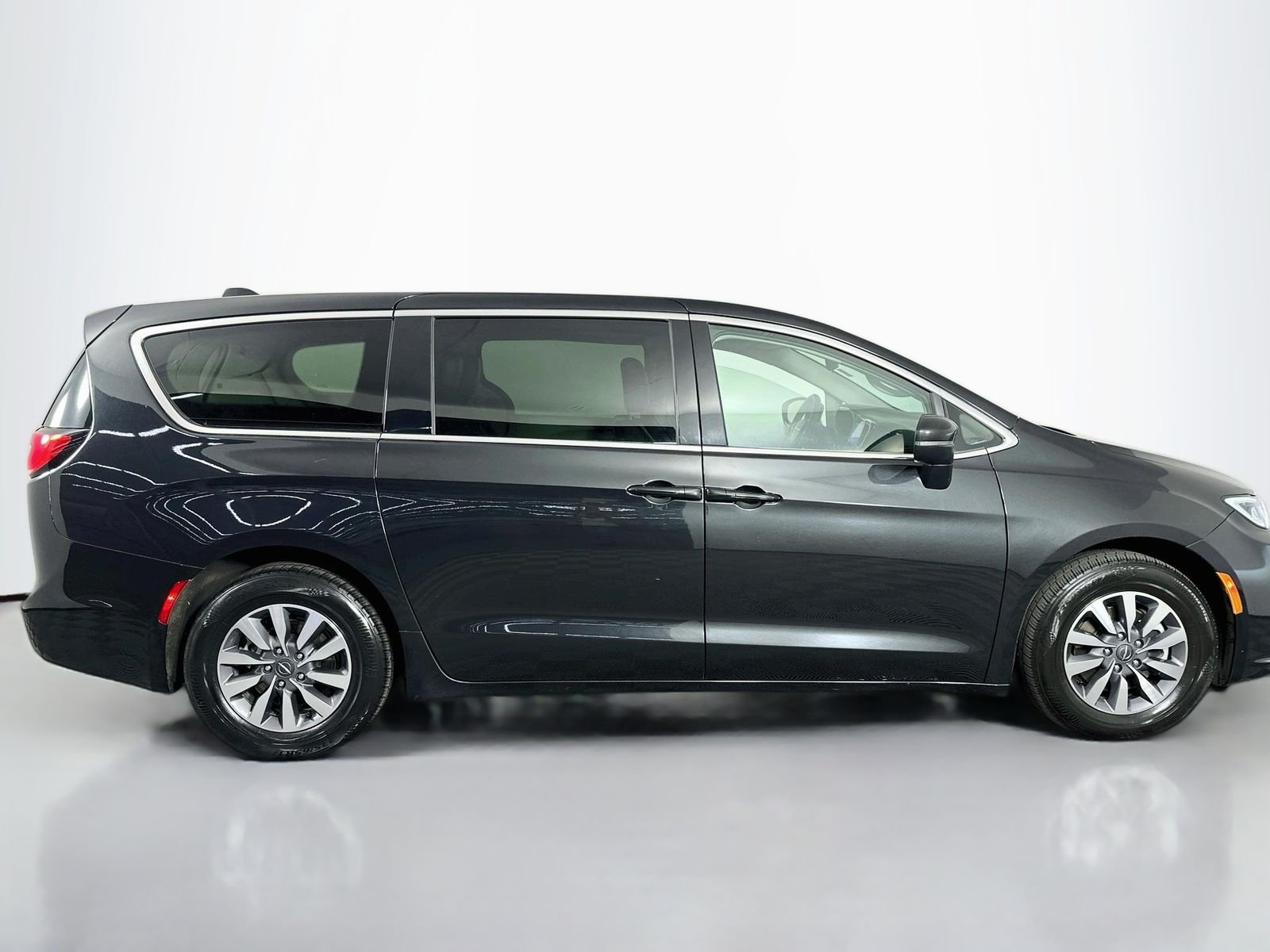 Used 2023 Brilliant Black Crystal Pearlcoat Chrysler Touring L image 9