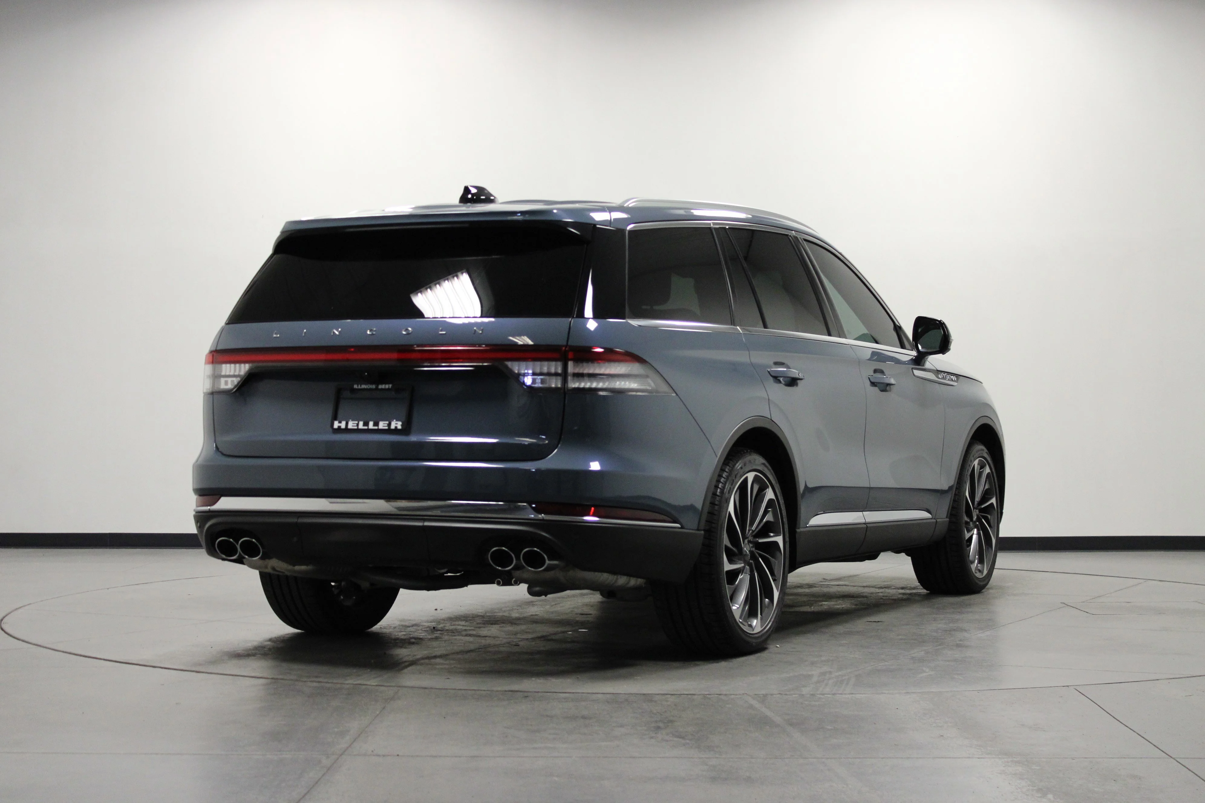 Used 2025 Whisper Blue Metallic Clearcoat Lincoln Reserve image 4