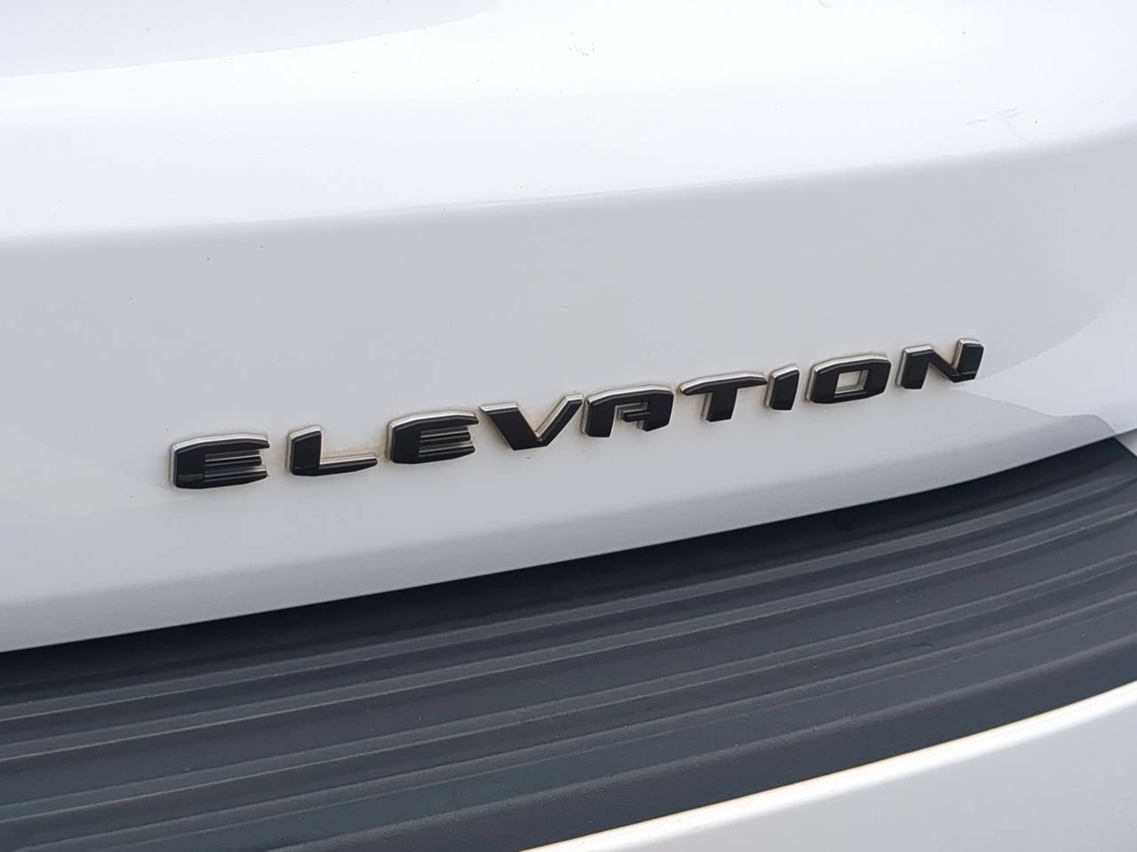 Used 2025 Summit White GMC Elevation image 33