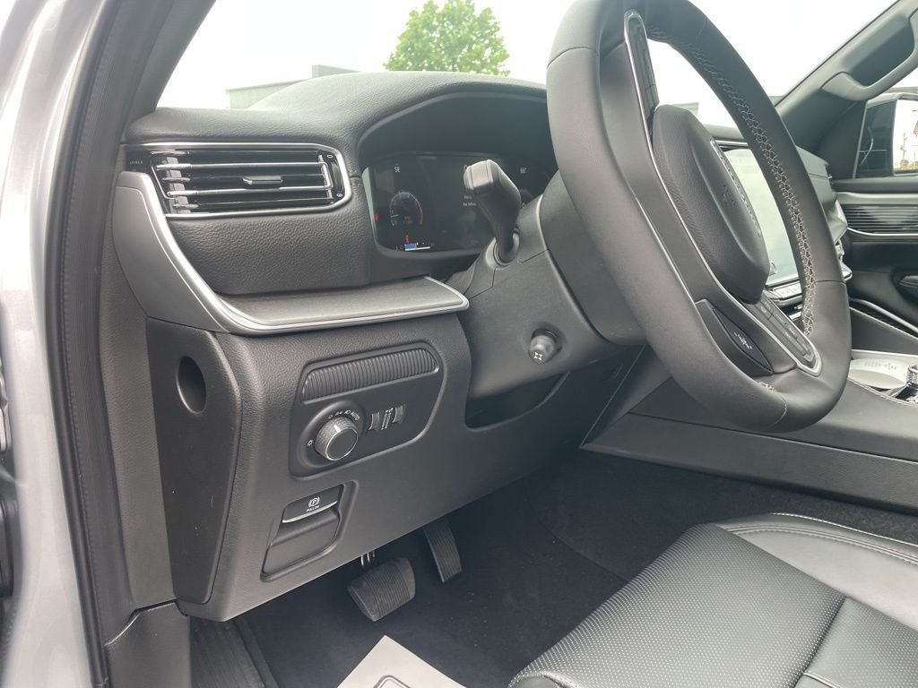 New 2026 Silver-Zynith Exterior Paint Jeep  image 21