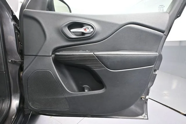 Used 2015 Gray Jeep Limited image 47