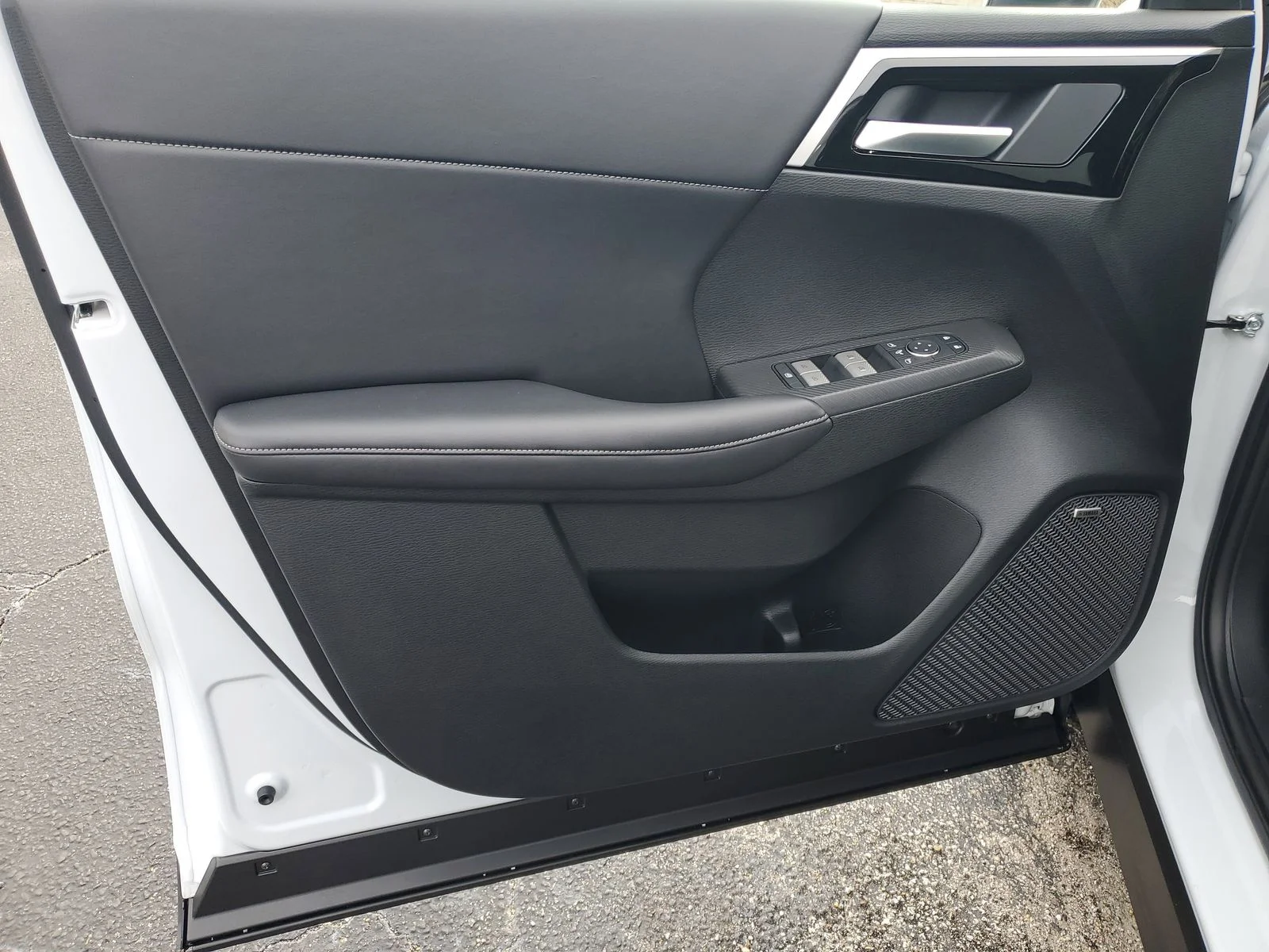 New 2026 White Mitsubishi SE image 8