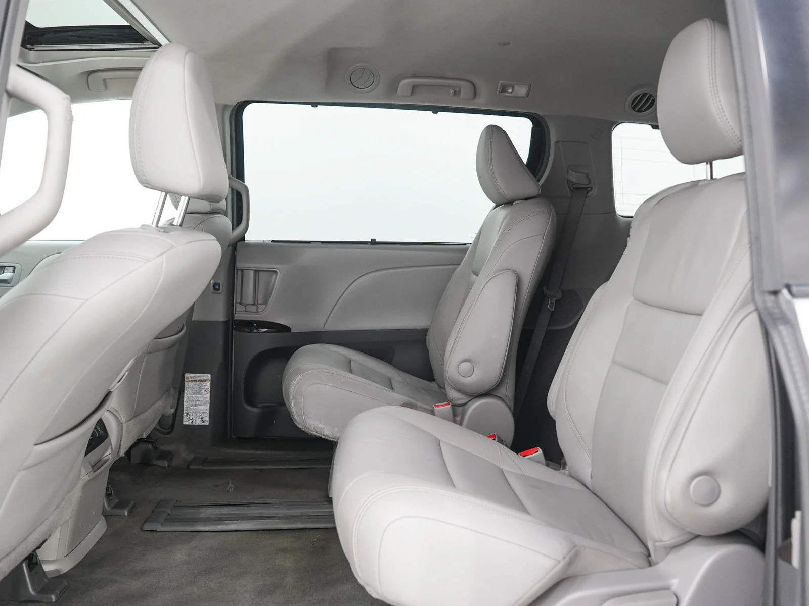 Used 2018 Silver Sky Metallic Toyota XLE Premium FWD 8-Passenger image 17