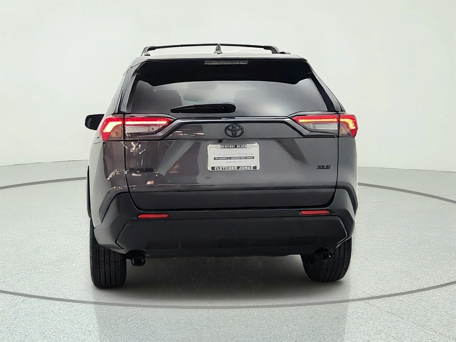 Used 2025 Magnetic Gray Metallic Toyota XLE Premium FWD (Natl) image 6