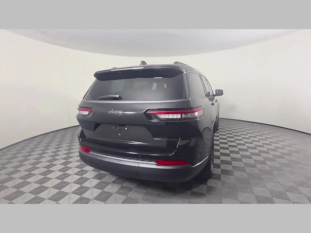 New 2026 Diamond Black Crystal Pearl-Coat Exterior Paint Jeep Laredo Altitude image 28
