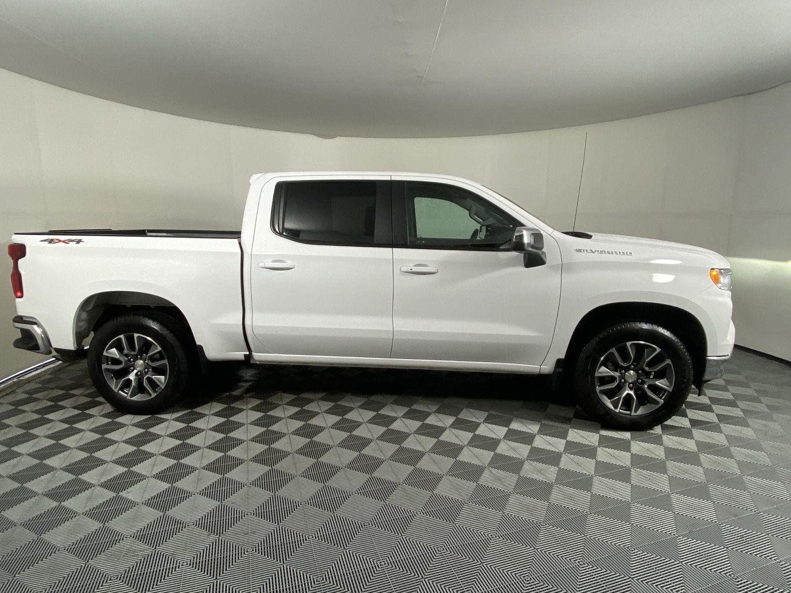 Used 2024 Summit White Chevrolet LT image 8