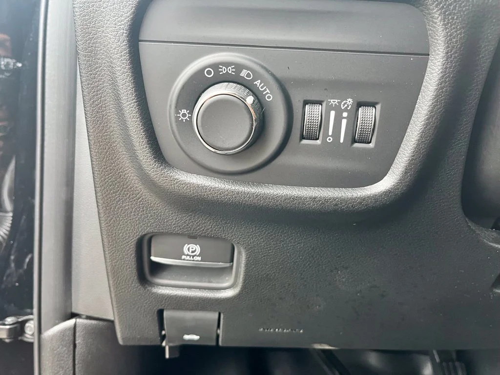 Used 2025 Black Jeep Altitude X image 29