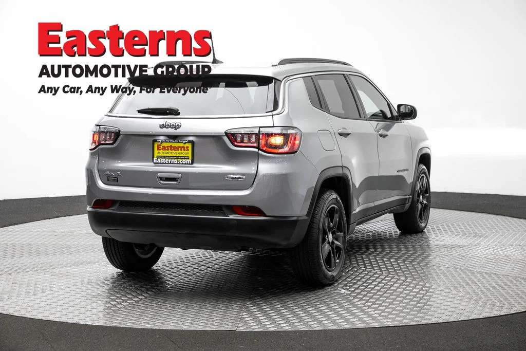 Used 2022 Silver Jeep Latitude image 5