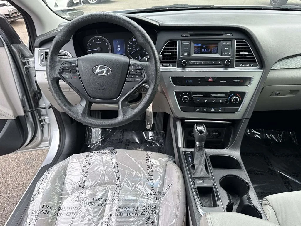 Used 2015 Silver Hyundai SE image 16