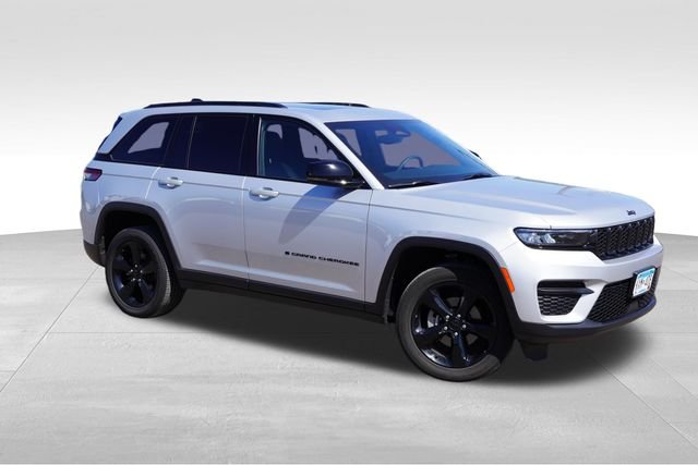 Used 2023 Silver Jeep Altitude X image 2