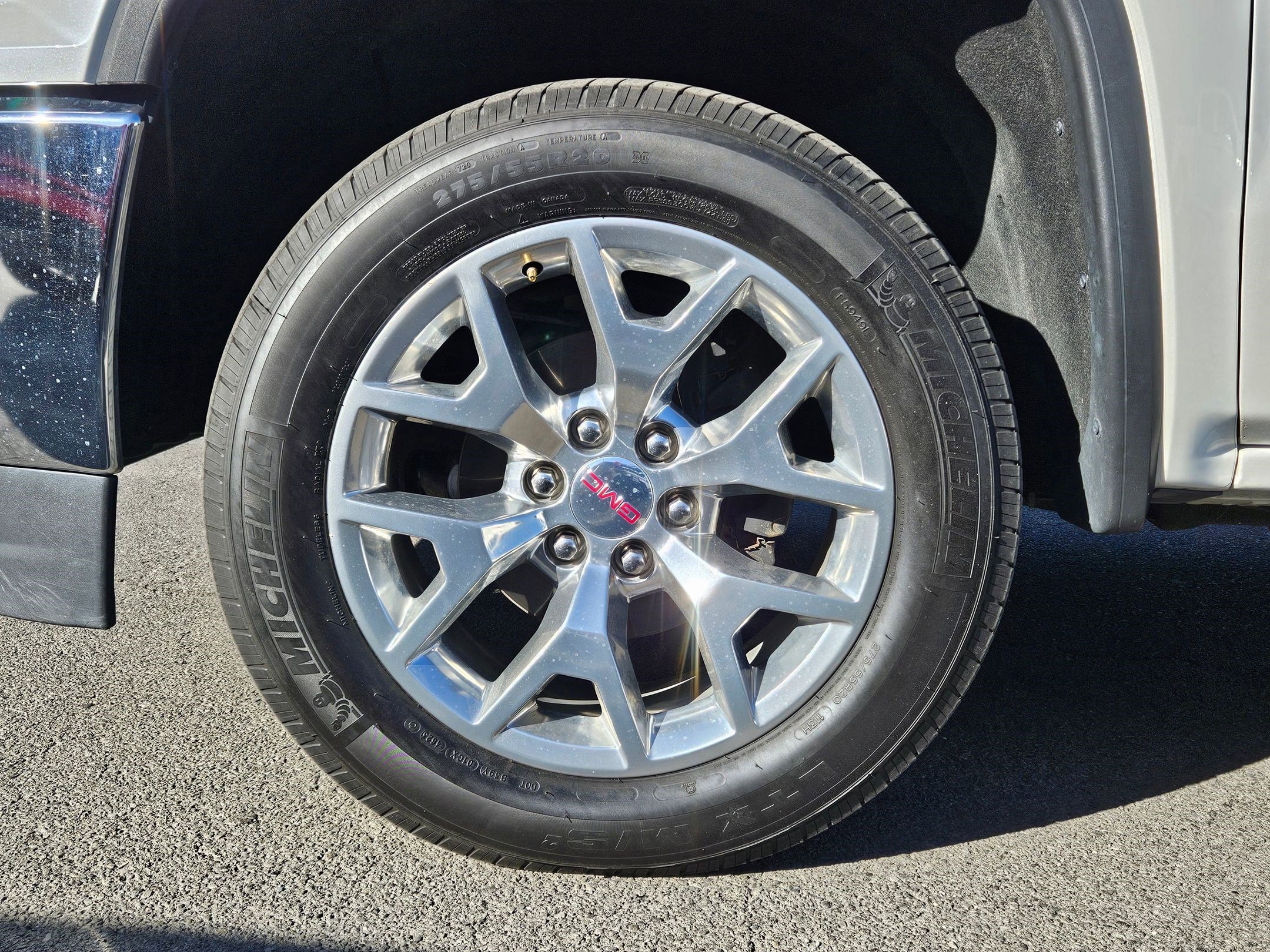 Used 2018 White Frost Tricoat GMC SLT image 11