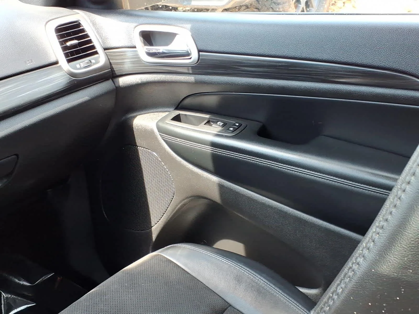 Certified Used 2020 Granite Crystal Met. Clear Coat Jeep Altitude image 17