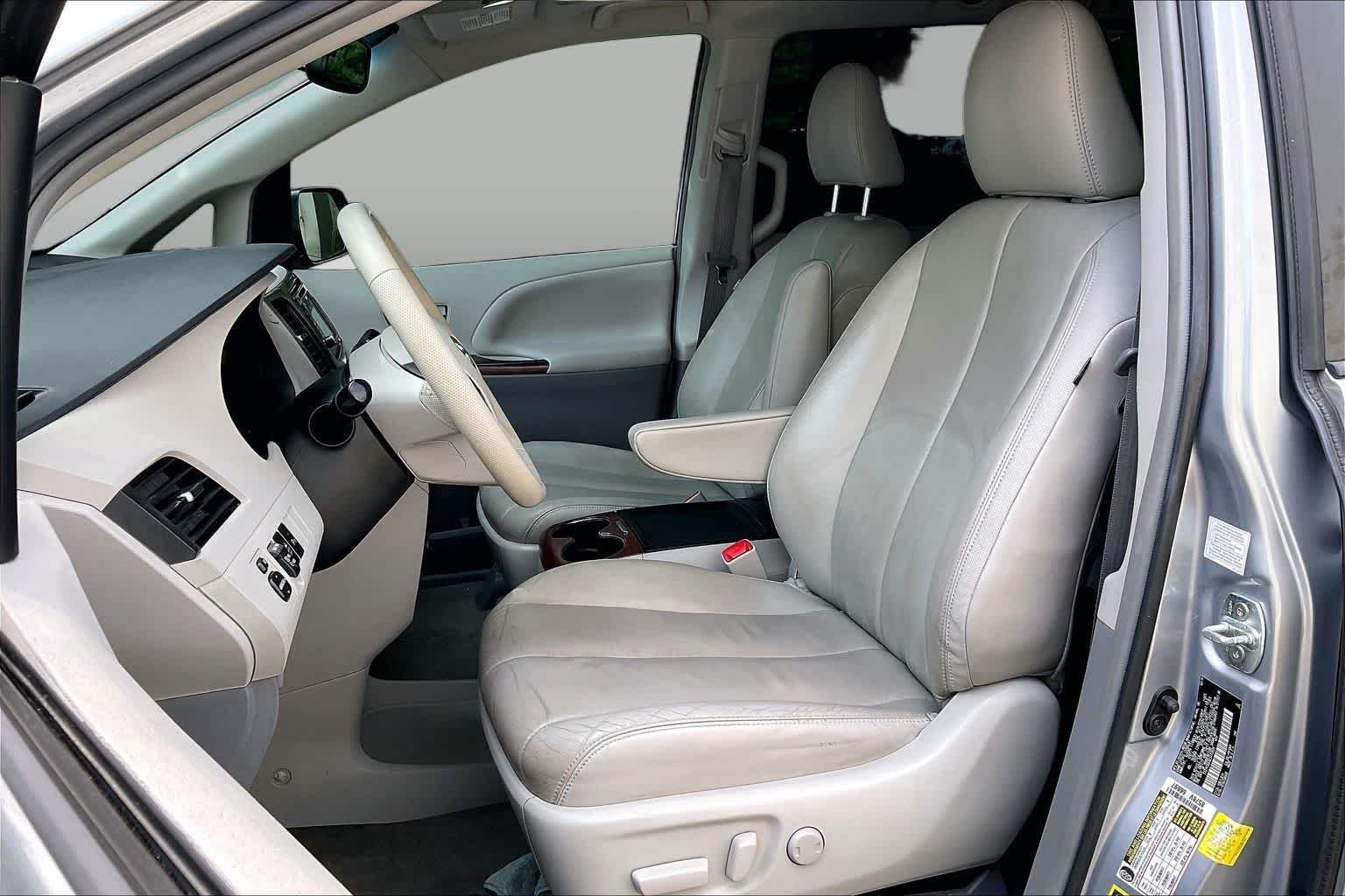 Used 2014 Silver Sky Metallic Toyota XLE image 7