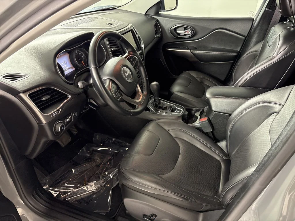 Used 2021 Gray Jeep Latitude Lux image 26