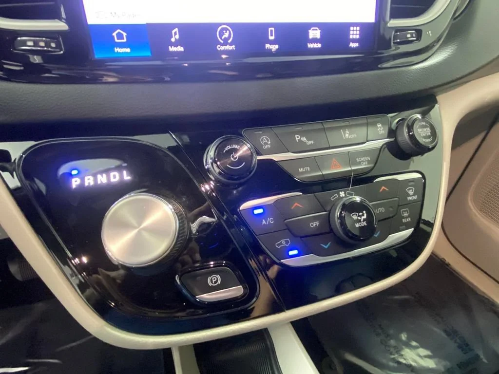 Used 2022 White Chrysler Touring L image 23