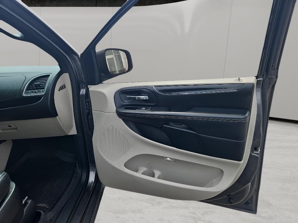 Used 2017 Granite Pearlcoat Dodge SXT image 9