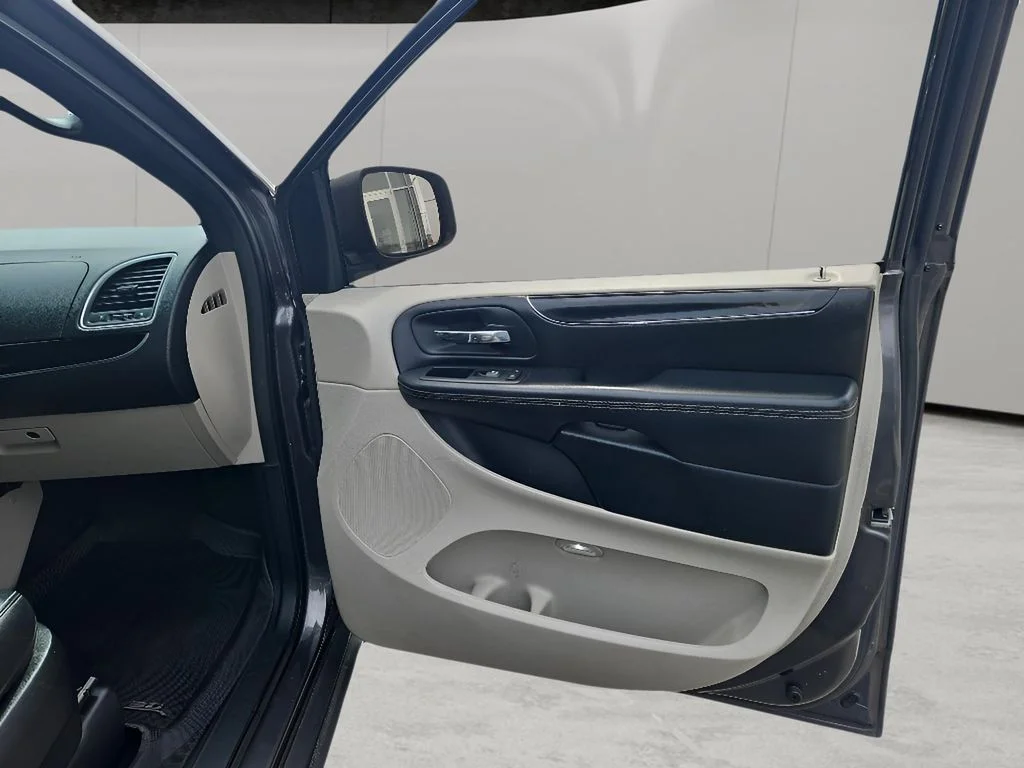 Used 2017 Granite Pearlcoat Dodge SXT image 9