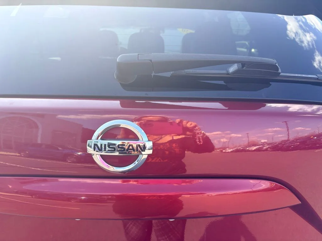 Used 2020 Red Nissan SL image 5