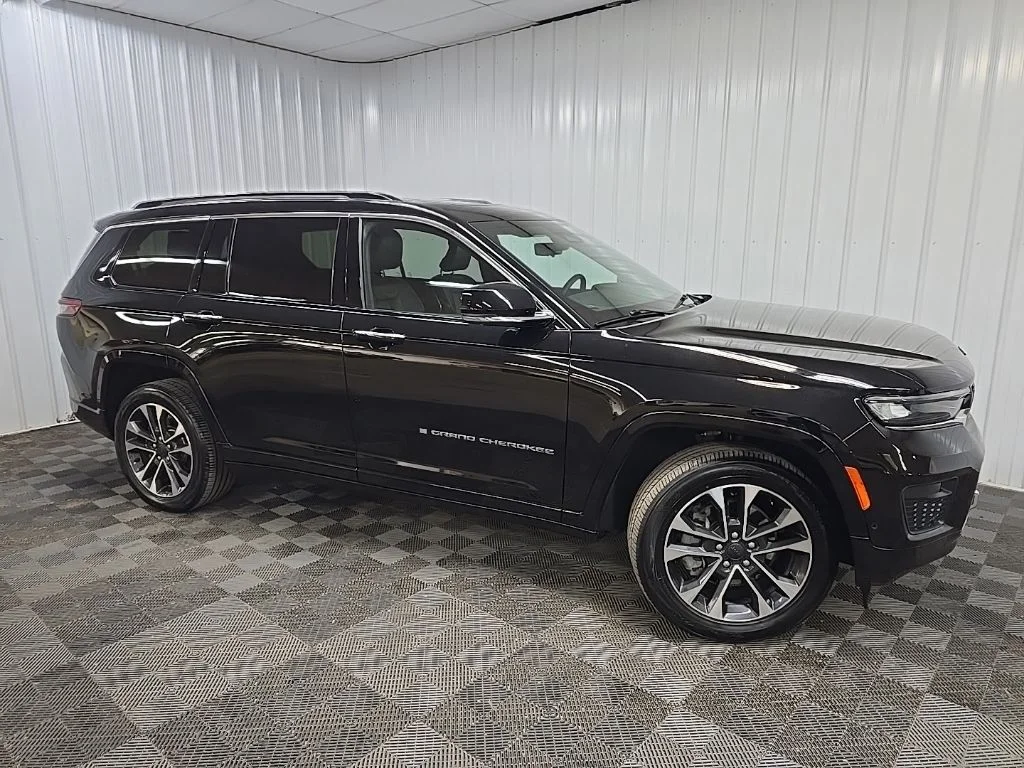 Used 2021 Diamond Black Jeep Overland image 1