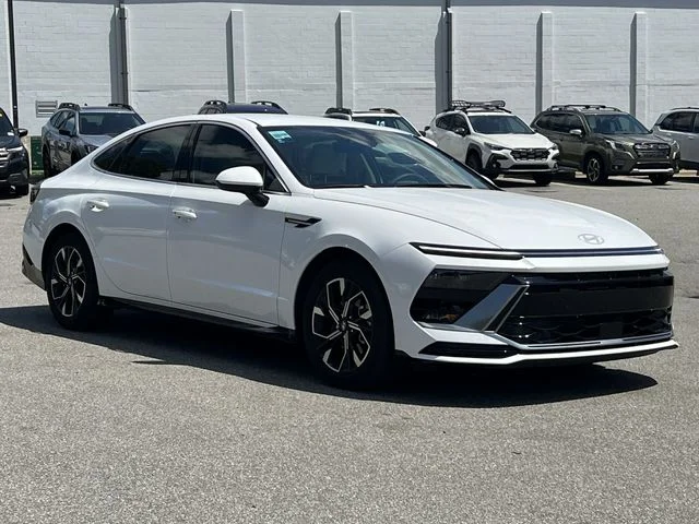 Used 2025 White Hyundai SEL image 15