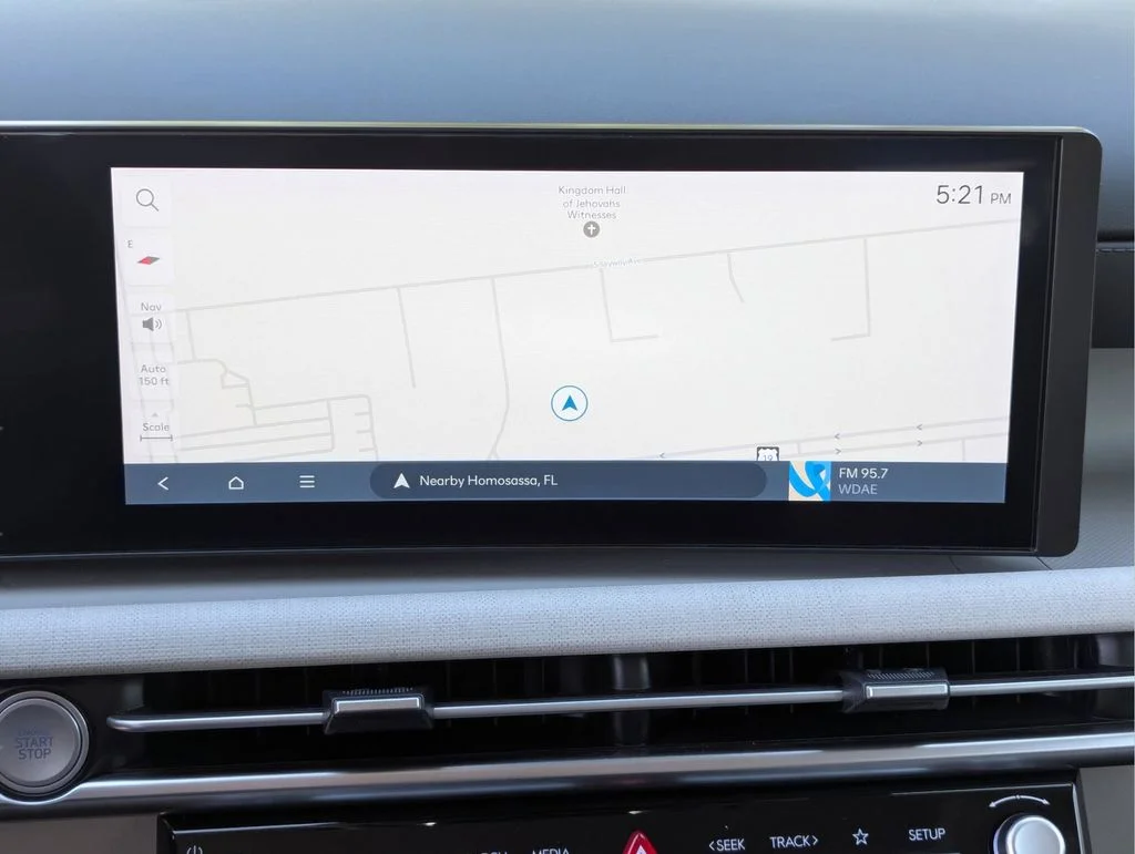 Used 2025 White Hyundai SEL Convenience image 27