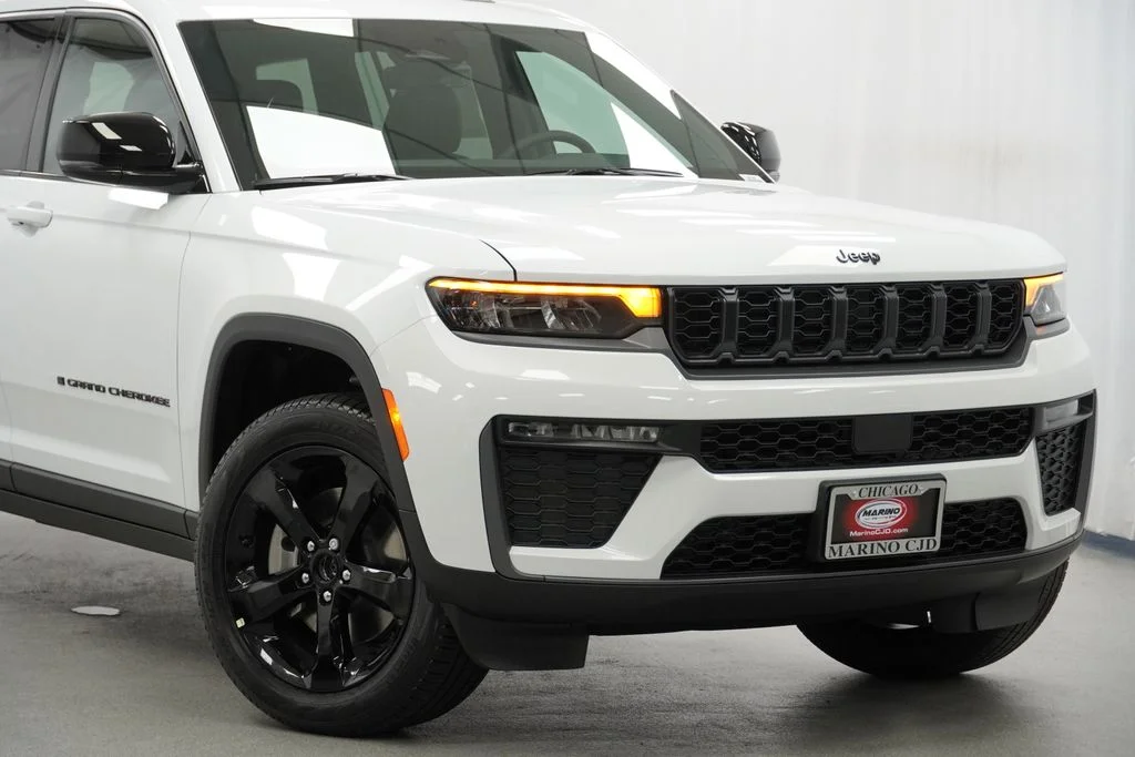 New 2026 Bright White Clear-Coat Exterior Paint Jeep Limited image 3