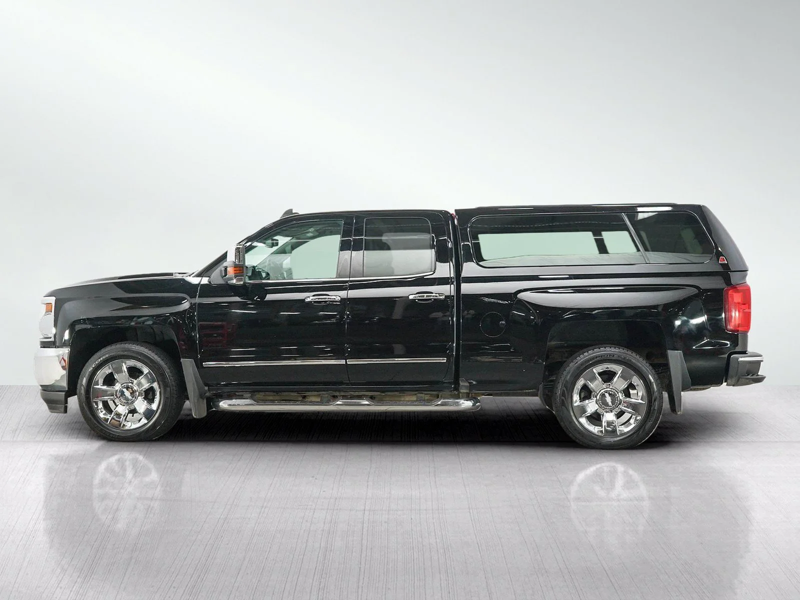 Used 2018 Chevrolet Silverado 1500 LTZ with VIN 1GCVKSEJ5JZ131113 for sale in Burnsville, Minnesota