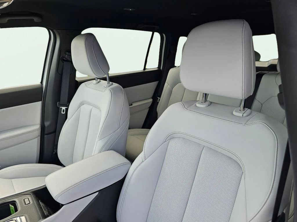 New 2026 Bright White Clear-Coat Exterior Paint Jeep Limited image 18