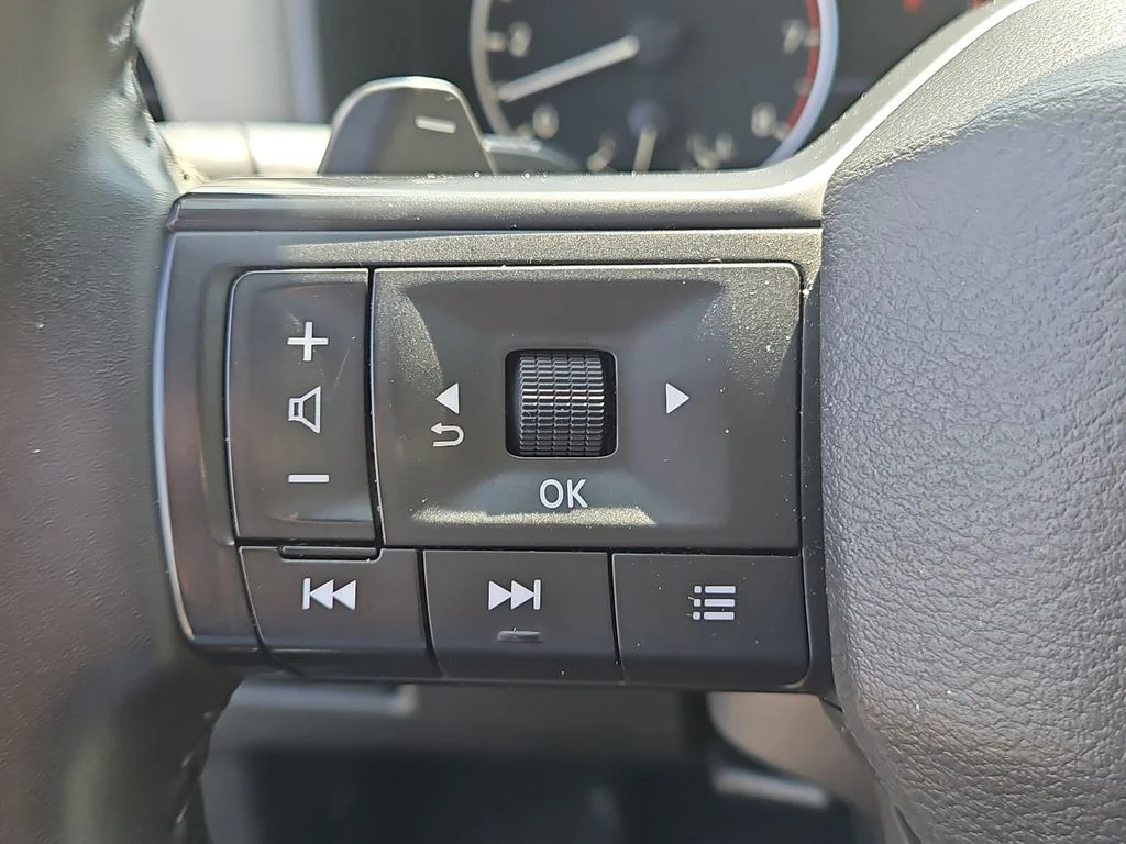 Used 2025 White Nissan SV image 28