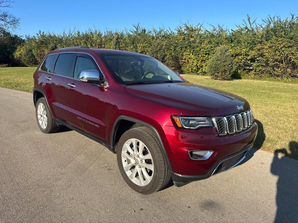 Used 2017 Velvet Jeep Limited image 1