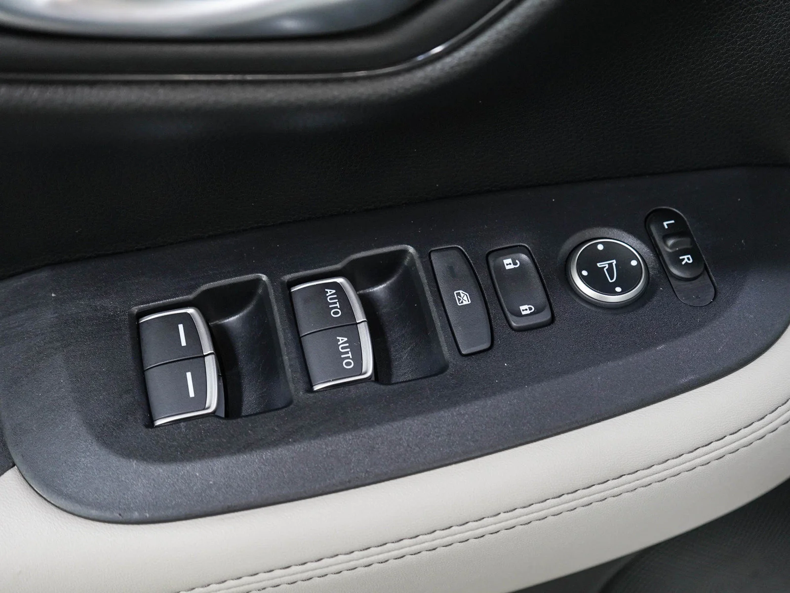 Used 2025 White Honda EX-L AWD CVT image 20