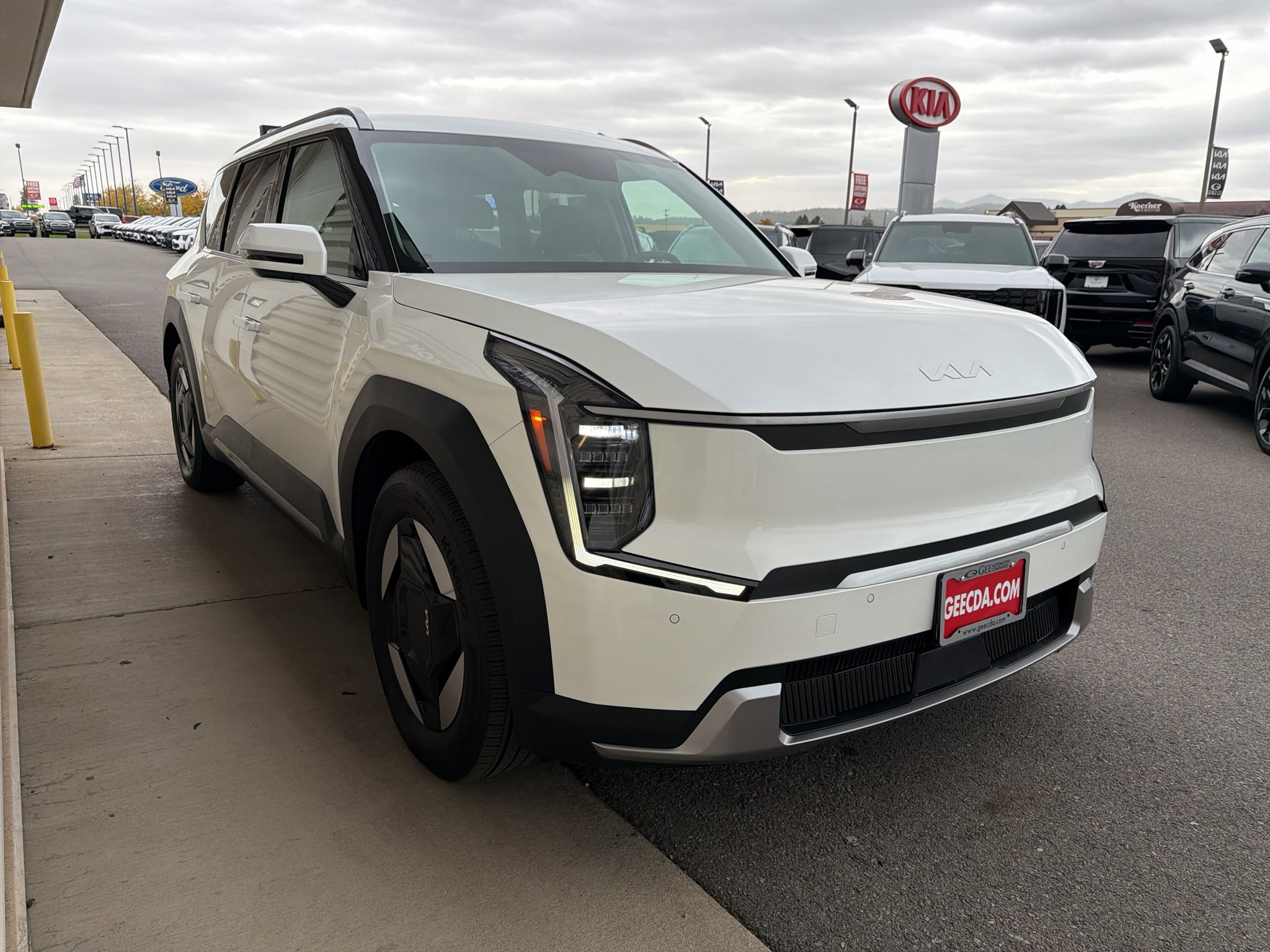 Certified Used 2024 Snow White Pearl Kia Wind image 4