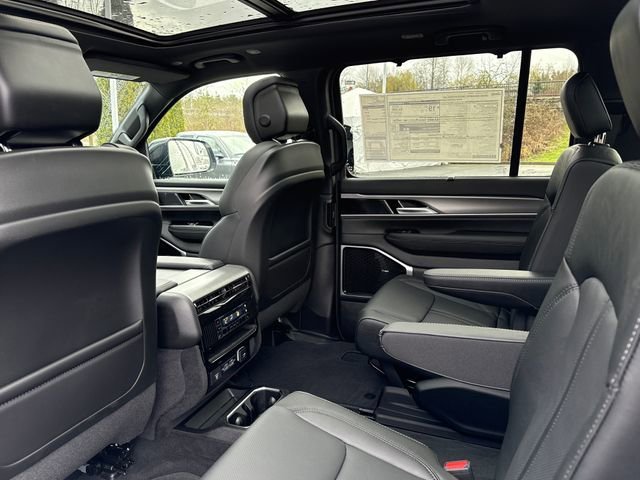 New 2026 Bright White Clear-Coat Exterior Paint Jeep Limited Reserve image 19