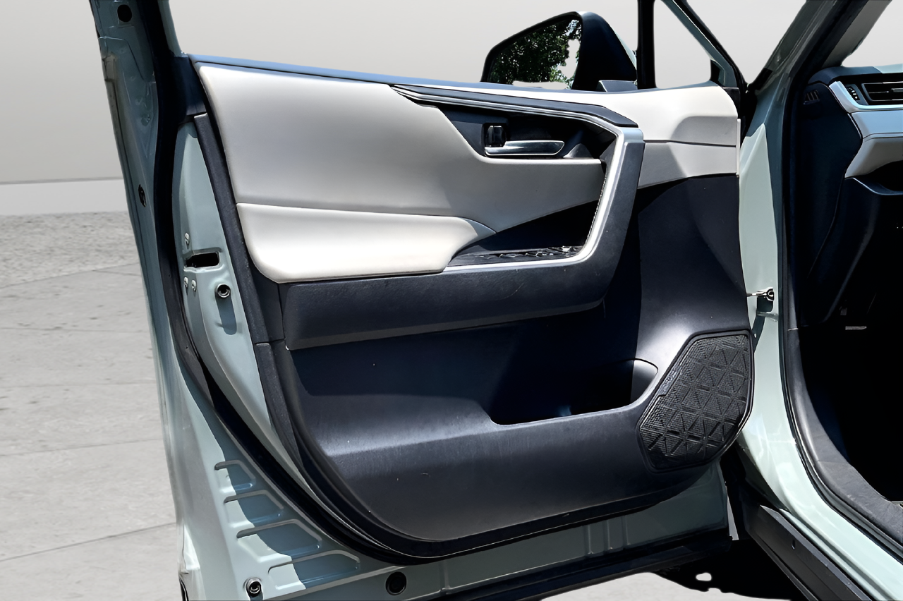 Used 2021  Toyota XLE image 17