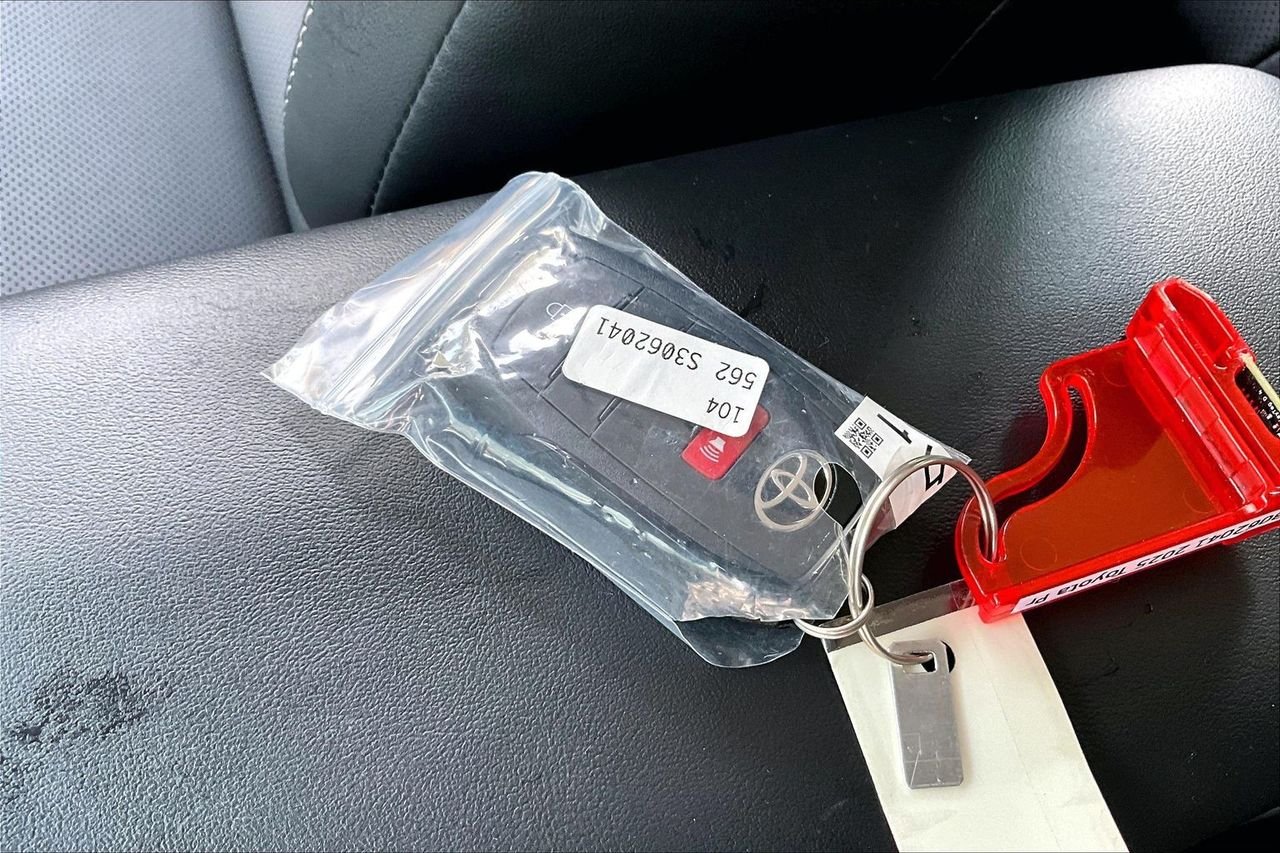 Used 2025  Toyota XLE image 34