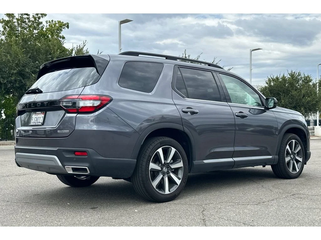 Used 2024 Modern Steel Metallic Honda Touring image 6